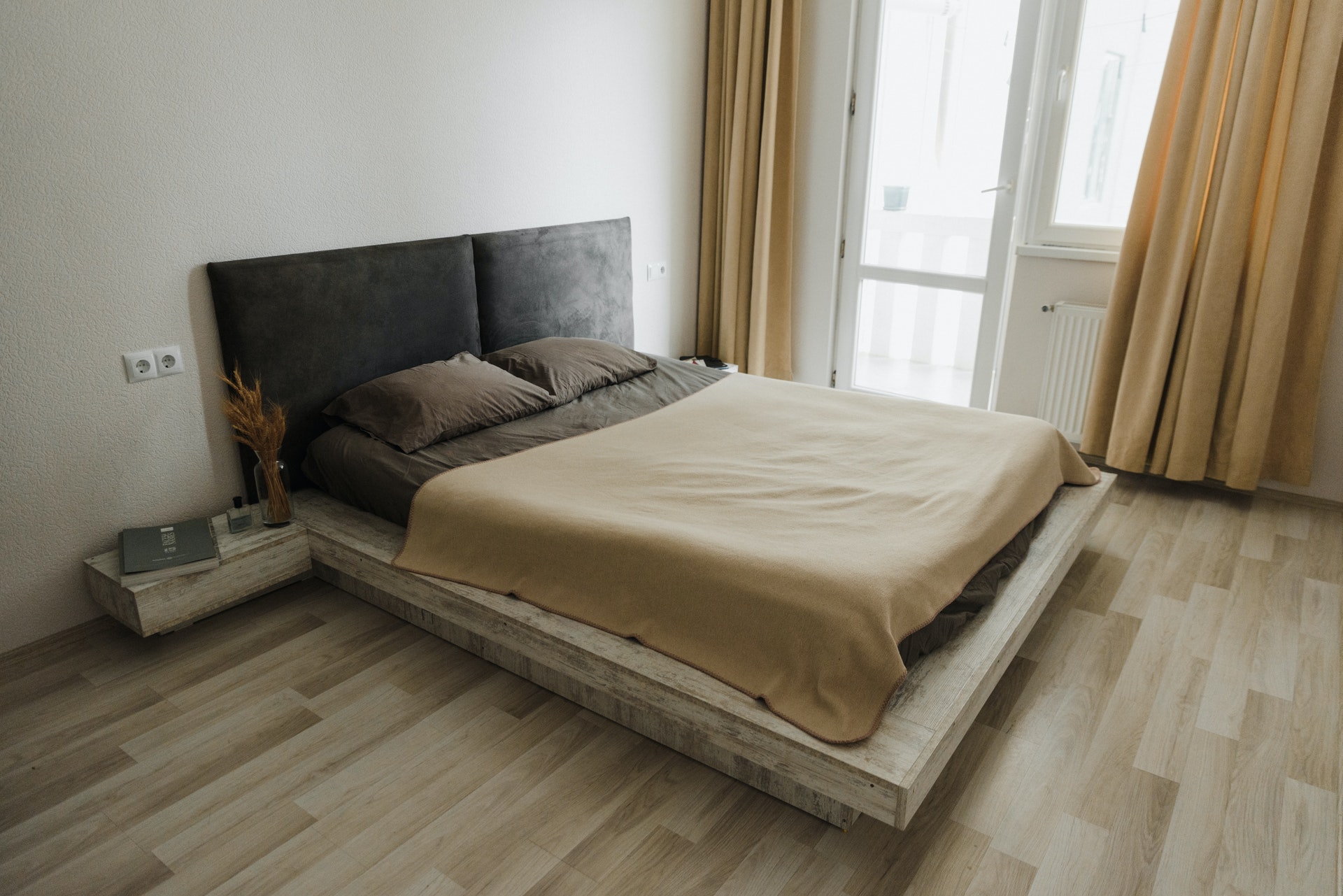 Jual Lantai Kayu Tercocok untuk Hotel Unik dan Trendi!