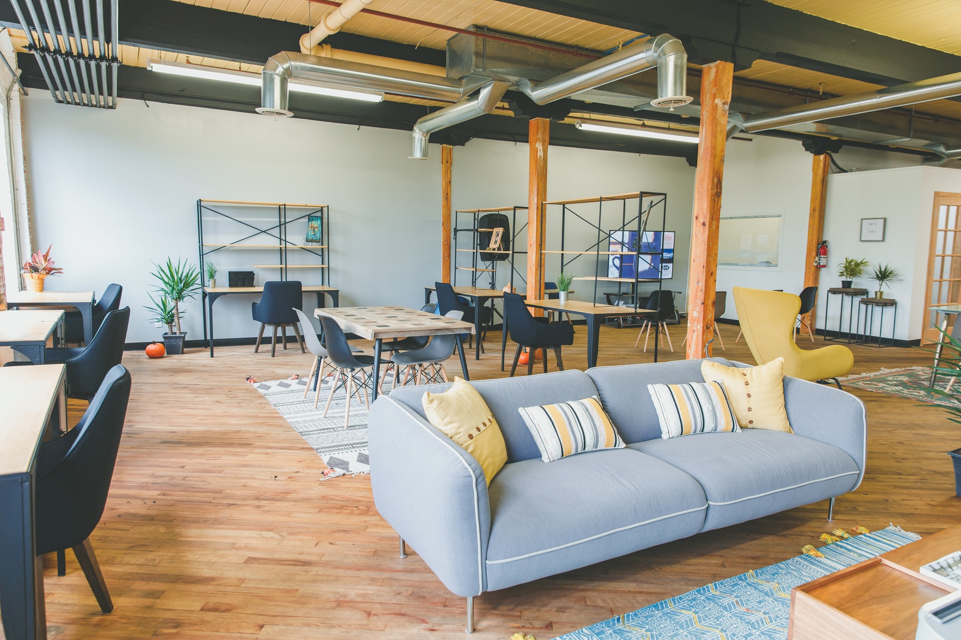 Lantai Kayu Murah Untuk Bikin Kantor atau Coworking Space!