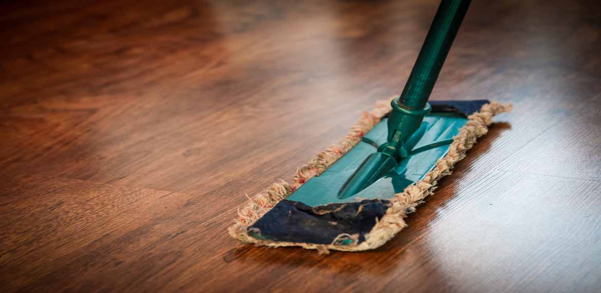 Cara Terbaik Membersihkan Lantai Kayu Laminate