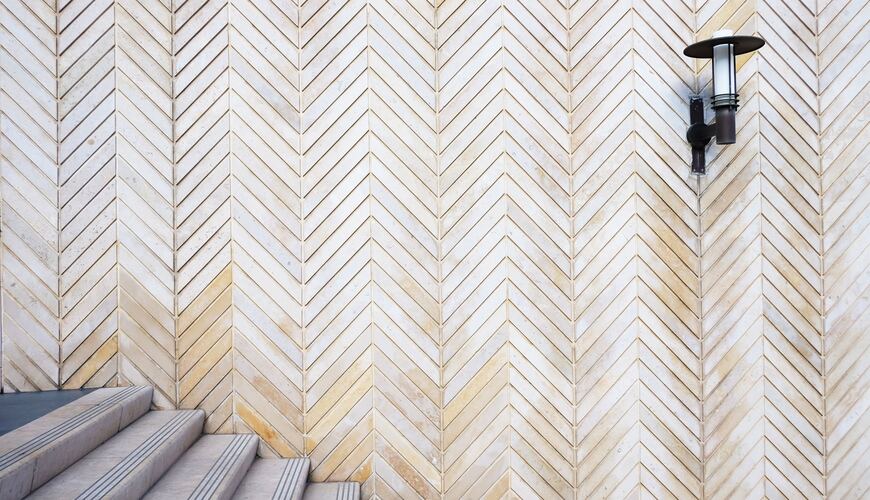 Memasang  Lantai Parket Pola Herringbone pada Dinding